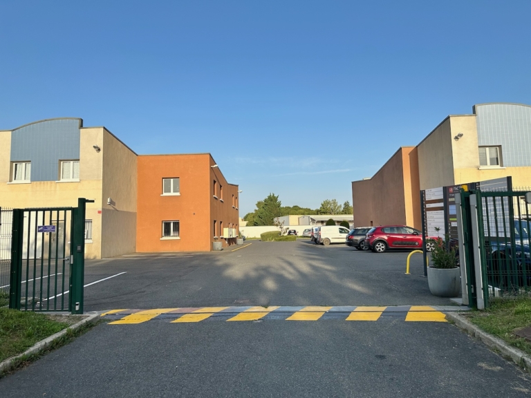 Location Local bureau tertiaire 28 m² à Savigny le Temple