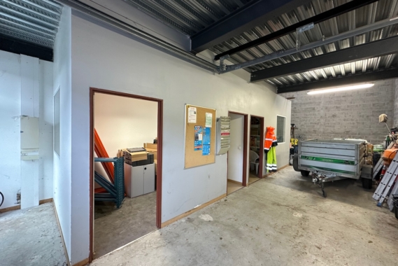 Local d'activités de 85 m² à louer à Saint Pierre du Perray () - ref : loca-leman-b5 - 1